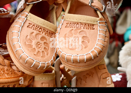 Traditionelle Lederschuhe auf dem Display vor einem Geschäft Traditionelle Lederschuhe auf dem Display vor einem Geschäft