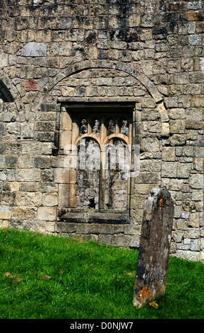 Ruinen der Kirche von St. Martin Wharram Percy Yorkshire Wolds Yorkshire England Stockfoto