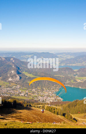 Paragliding über Berge und den Wolfgangsee See in Österreichische Alpen Stockfoto