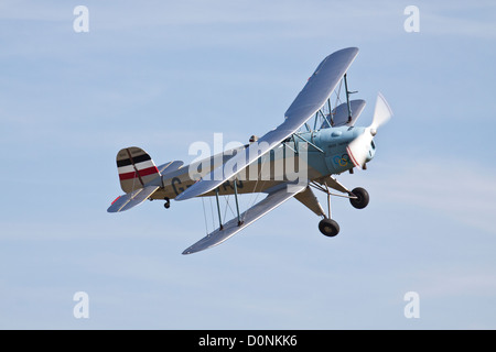 G-BSAJ eine Luftwaffe Bucker Jungmann basic Trainer an einem vorbeifliegen. Stockfoto