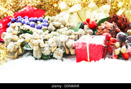 Weihnachtsdekoration im Schnee Stockfoto