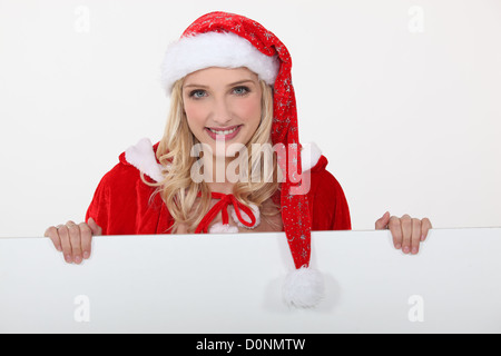 Blonde Frau in festlichen Outfit gekleidet Stockfoto