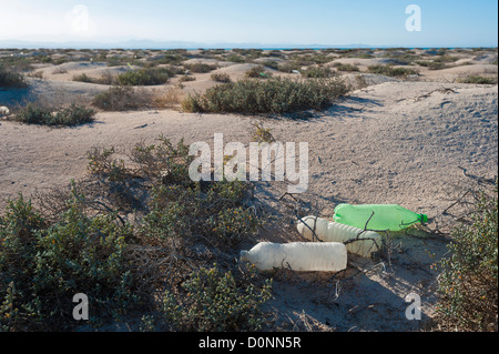 Alt-Müll in einem abgelegenen Wüste Insel Konzept Umweltfragen verworfen Stockfoto