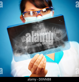Arzt mit xray Stockfoto