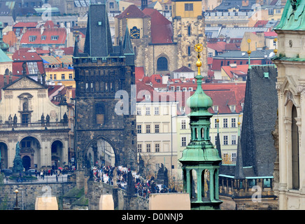 Prag, Tschechische Republik. Karlsbrücke, gesehen von der Burg Stockfoto