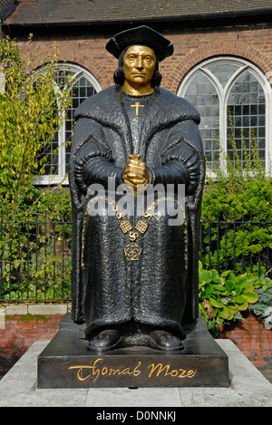 London, England, Vereinigtes Königreich. Statue von Sir Thomas More, Cheyne Walk, Chelsea Embanknemt Stockfoto
