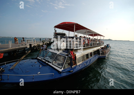 Ein Boot mit Passagieren geladen bereitet sich auf einen See Kreuzfahrt in Toronto Hafen zu verlassen Stockfoto