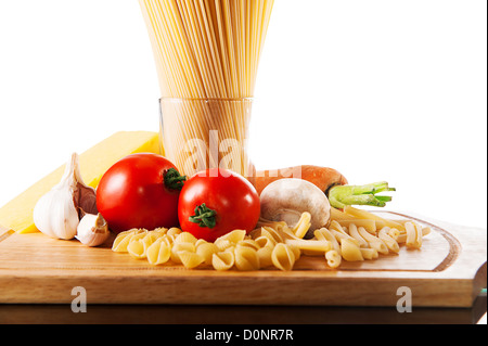 Verschiedene Arten von Nudeln und Gemüse auf Holzbrett Stockfoto