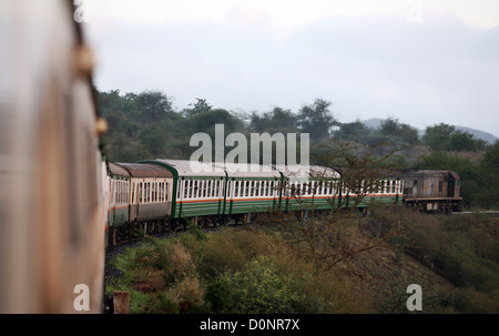 Kenya Railways Nairobi-Mombasa-Nairobi 'Jambo Kenya Deluxe' Zug in Mombasa Bahnhof, Kenia, Ostafrika. 13/2009. Foto: Stuart Boulton/Alamy Stockfoto