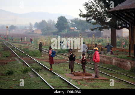 Dorfbewohner aus dem Fenster der Kenya Railways Nairobi-Mombasa-Nairobi 'Jambo Kenya Deluxe', Kenia, Afrika.13/2/2009.Foto: Stuart Boulton Stockfoto