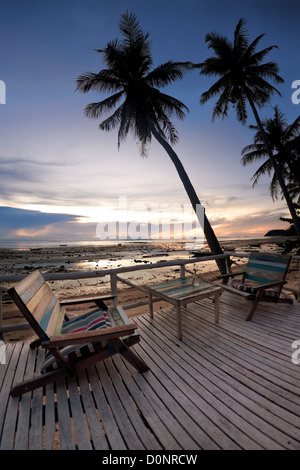 Cafe mit Terrasse im Sonnenuntergang Strand im freien Stockfoto