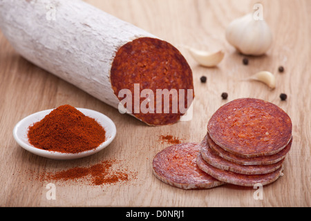 Traditionelle ungarische geschnittene Wurst Salami auf Holzbrett mit