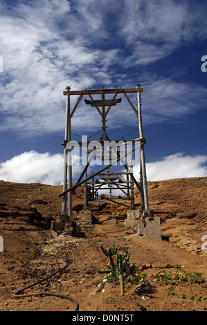 Alten Seilbahn führt zu den Salinen Teichen in Pedra de Lume, Insel Sal - Kap Verde Stockfoto