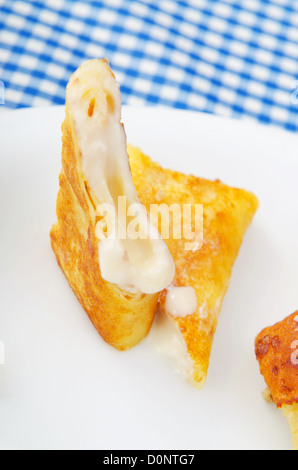 Pudding gefüllte Pfannkuchen auf Teller Stockfoto