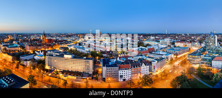 Panorama von Hannover, Deutschland während des Sonnenuntergangs Stockfoto