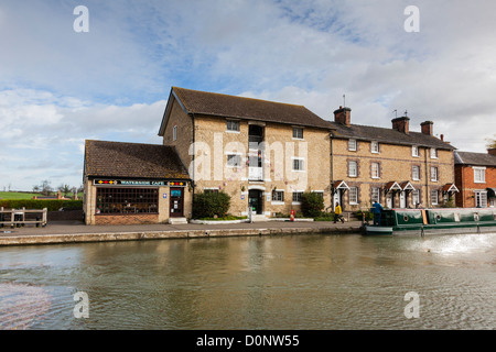 Schloss und Hütten am Grand Union Canal bei Stoke Bruerne Stockfoto