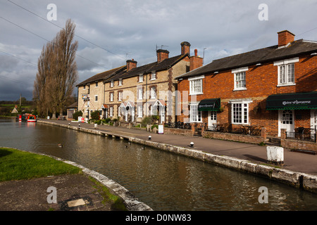 Schloss und Hütten am Grand Union Canal bei Stoke Bruerne Stockfoto