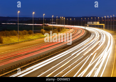 Nachtverkehr auf der Autobahn M56 Cheshire UK Stockfoto