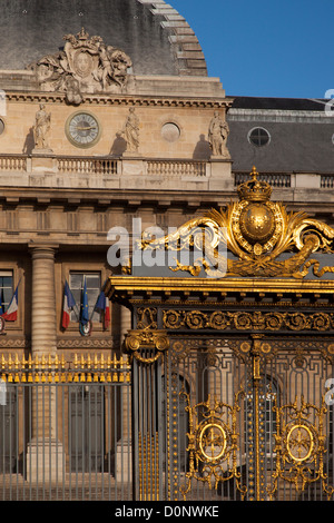 Früh morgens am Eingangstor zum Palais de Justice, Paris Frankreich Stockfoto