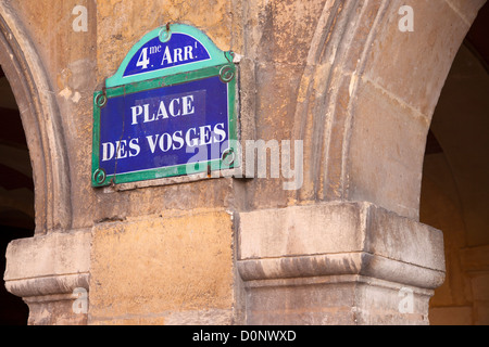 Place des Vosges Zeichen entlang der Promenade rund um den berühmten öffentlichen Platz in Les Marais, Paris Frankreich Stockfoto