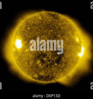 Das dunkle koronale Loch im unteren Bereich der Sonne ist "offen" magnetischen Bereich durch Sonnenwind folgt gesehen in dieser Ansicht Solar Stockfoto