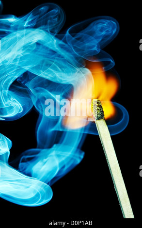 Spiel der Flammen und Rauch Stockfoto