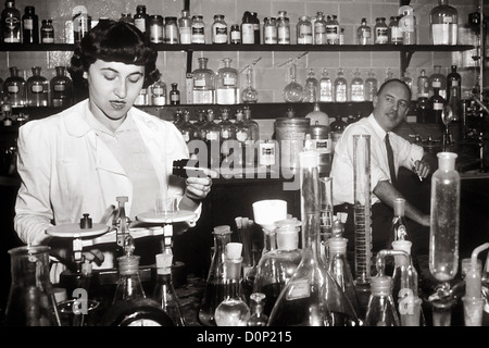 J. Hartwell (rechts) Assistent National Cancer Institute über 1950 Anfang Chemotherapie Tests programmieren. Stockfoto