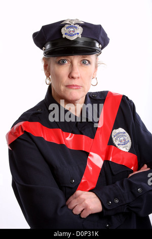 Sicherheitsoffizier Frau eingewickelt in Bürokratie Stockfoto