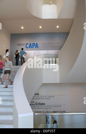 Robert Capa Ausstellung, Besucher auf Treppen, Ludwig Museum, Museum für zeitgenössische Kunst, Budapest, Ungarn, Europa Stockfoto