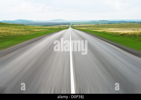 Autobahn verlassen in den Himmel mit grünen Rasen am Straßenrand Stockfoto