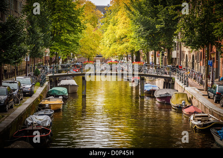 Brücke über den Kanal in Amsterdam Stockfoto