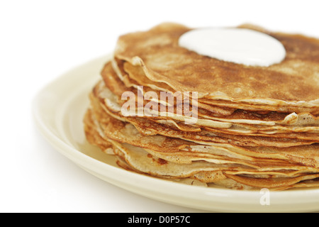 Stapel von Pfannkuchen auf Teller isoliert Stockfoto