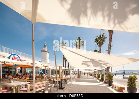 Malaga neuen Boulevard, Promenade Hafen Hafen Kai 1 ein Kreuzfahrt-Hafenterminal. Leuchtturm im freien Bars und Restaurants. Stockfoto