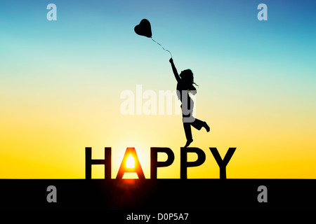 Junges Mädchen mit einem Herzballon auf glücklich Buchstaben springen. Silhouette. Montage von zwei Bildern Stockfoto