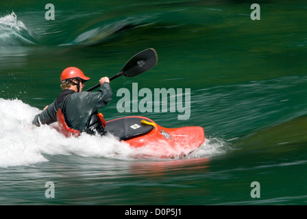 Kajakfahrer Futaleufú Fluss Chiles eine Welle surfen. Stockfoto