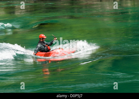 Kajakfahrer Futaleufú Fluss Chiles eine Welle surfen. Stockfoto