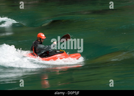 Kajakfahrer Futaleufú Fluss Chiles eine Welle surfen. Stockfoto