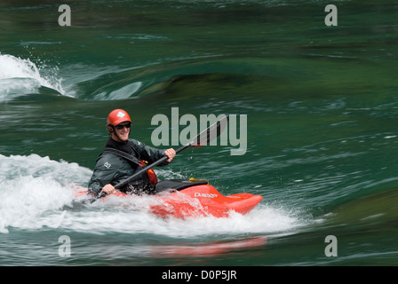 Kajakfahrer Futaleufú Fluss Chiles eine Welle surfen. Stockfoto