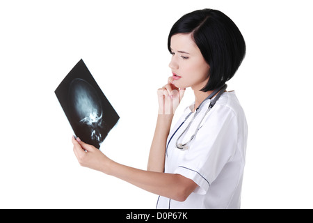 Ärztin oder Krankenschwester mit Blick auf Röntgen-Foto, isoliert auf weiss Stockfoto