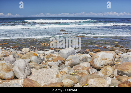 Das schöne klare Wasser des Atlantischen Ozeans mit seiner felsigen Küste in der Nähe von Kapstadt in Südafrika Stockfoto