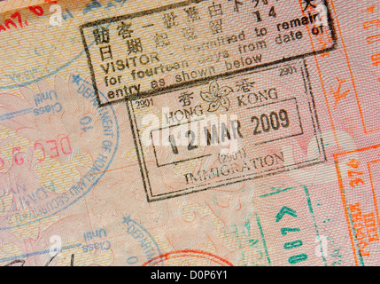 Reisepass mit Hong Kong Briefmarken Stockfoto