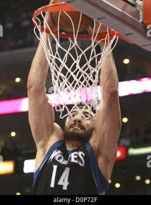 28. November 2012 - Los Angeles, Kalifornien, USA - Minnesota Timberwolves NIKOLA PEKOVIC erhält einen Korb gegen die Los Angeles Clippers in der ersten Hälfte ihres Spiels im Staples Center. (Kredit-Bild: © Armando Arorizo/Prensa Internacional/ZUMAPRESS.com) Stockfoto