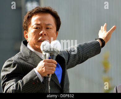 29. November 2012, Tokyo, Japan - Adressen stellvertretender Gouverneur Naoki Inose von Tokio eine Menschenmenge vor Bahnhof Shinjuku, da Wahlkampf für den Gouverneur der Hauptstadt der Nation am Donnerstag, 29. November 2012 startet. Inose empfiehlt sich vom ehemaligen Gouverneur Shintaro Ishihara, zurückgetretenen im Oktober laufen in einer allgemeinen Wahl eingestellt am 16. Dezember am selben Tag wie sein Nachfolger Tokyoites abholen.  (Foto von Natsuki Sakai/AFLO) Stockfoto