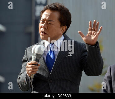 29. November 2012, Tokyo, Japan - Adressen stellvertretender Gouverneur Naoki Inose von Tokio eine Menschenmenge vor Bahnhof Shinjuku, da Wahlkampf für den Gouverneur der Hauptstadt der Nation am Donnerstag, 29. November 2012 startet. Inose empfiehlt sich vom ehemaligen Gouverneur Shintaro Ishihara, zurückgetretenen im Oktober laufen in einer allgemeinen Wahl eingestellt am 16. Dezember am selben Tag wie sein Nachfolger Tokyoites abholen.  (Foto von Natsuki Sakai/AFLO) Stockfoto