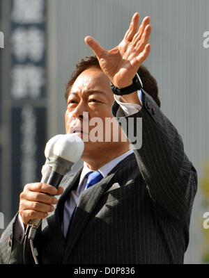 29. November 2012, Tokyo, Japan - Adressen stellvertretender Gouverneur Naoki Inose von Tokio eine Menschenmenge vor Bahnhof Shinjuku, da Wahlkampf für den Gouverneur der Hauptstadt der Nation am Donnerstag, 29. November 2012 startet. Inose empfiehlt sich vom ehemaligen Gouverneur Shintaro Ishihara, zurückgetretenen im Oktober laufen in einer allgemeinen Wahl eingestellt am 16. Dezember am selben Tag wie sein Nachfolger Tokyoites abholen.  (Foto von Natsuki Sakai/AFLO) Stockfoto