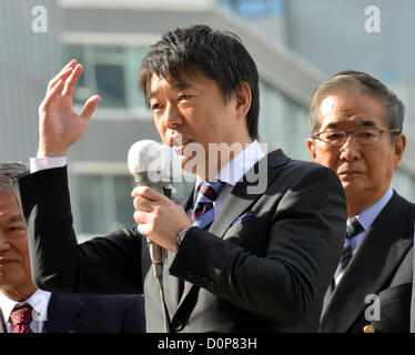 29. November 2012, Tokyo, Japan - verleiht Bürgermeister Toru Hashimoto von Osaka eine Pep Talk Naoki Inose während seiner Straße Kampagne in Tokio auf Donnerstag, 29. November 2012, für eine Wahl des Gouverneurs von der Hauptstadt der Nation. Stehenden stimmt Shintaro Ishihara, zurückgetretenen des Gouverneurs Post im Oktober laufen in allgemeinen Wahlen am 16. Dezember festgelegt, den gleichen Tag Tokyoites holen Ishihara Nachfolger.  (Foto von Natsuki Sakai/AFLO) Stockfoto