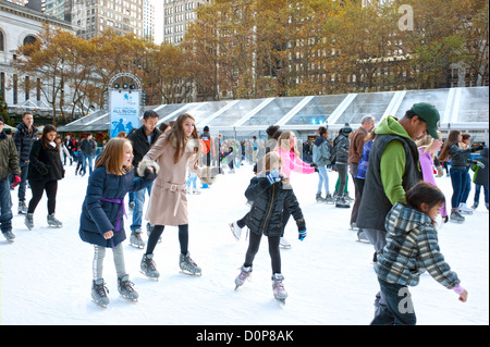 Leute Eiskunstlaufen Citi Teich im Bryant Park in Manhattan am Thanksgiving-Wochenende, 24. November 2012. Stockfoto
