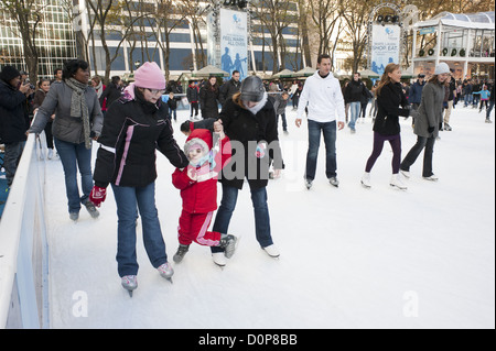 Leute Eiskunstlaufen Citi Teich im Bryant Park in Manhattan am Thanksgiving-Wochenende, 24. November 2012. Stockfoto