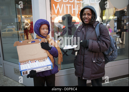 Afrikanisch-amerikanischen Mutter und Tochter verkaufen Pralinen an der Ecke 42nd St. am Times Square, 2012. Stockfoto