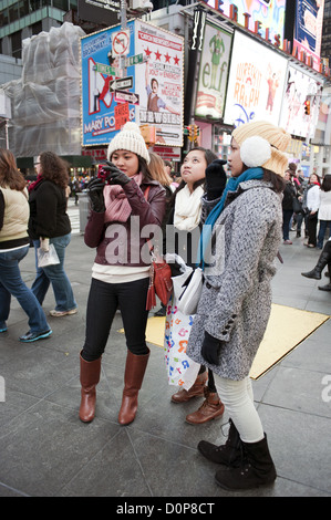 Asiatische Touristen genießen Sie Times Square in Manhattan während der Thanksgiving-Wochenende, 24. November 2012. Stockfoto